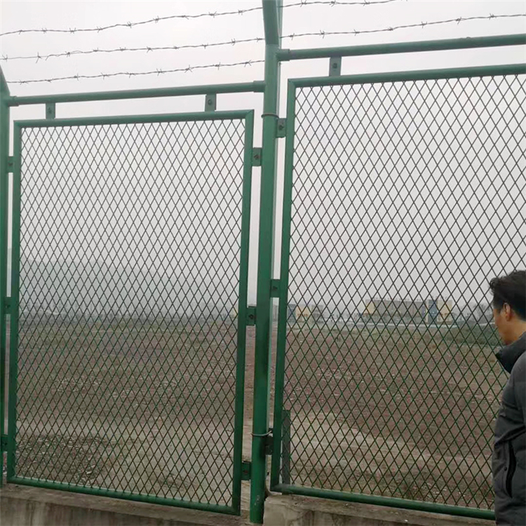 鋼板網(wǎng)護欄 浸塑防護網(wǎng) 鋼板圍欄